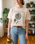 Woman wearing the Monstera Deliciosa Plate Nº 01 tee in Ivory